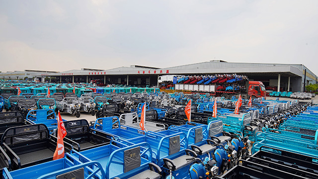 成品車整體排列等待出廠。本報記者 劉冰 攝.jpg